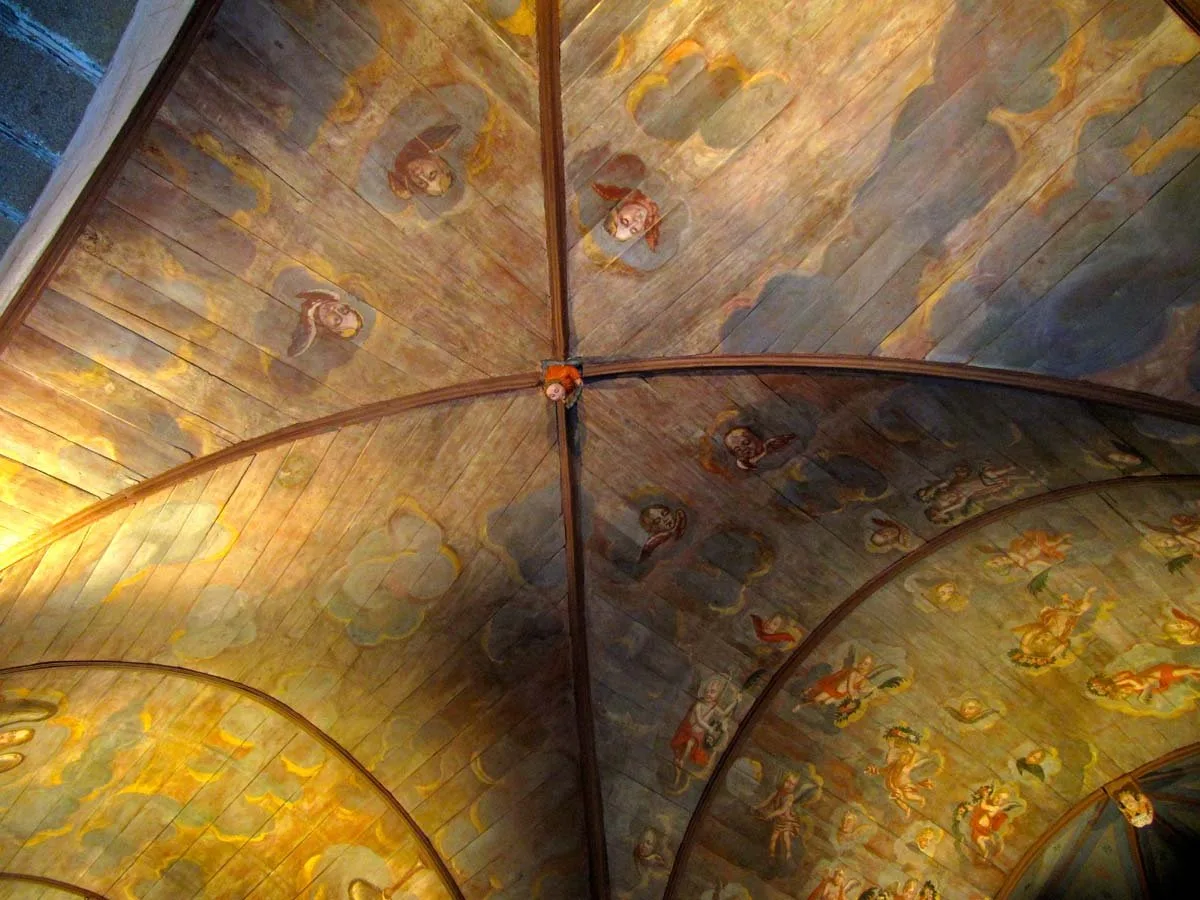Anges musiciens peints par Cléran sur la voûte du transept nord de l'église de Locquirec