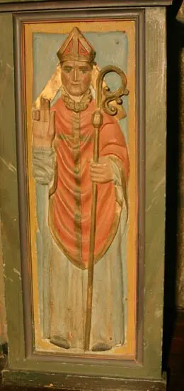 Joseph d'Arimatie et un évêque situés de part et d'autre de l'autel, photo 2