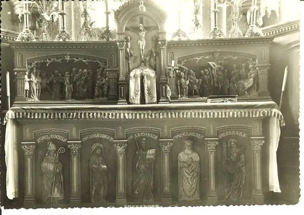 Maître autel au début du XXème siècle et actuellement, photo 2