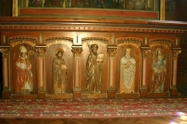 Maître autel au début du XXème siècle et actuellement, photo 3